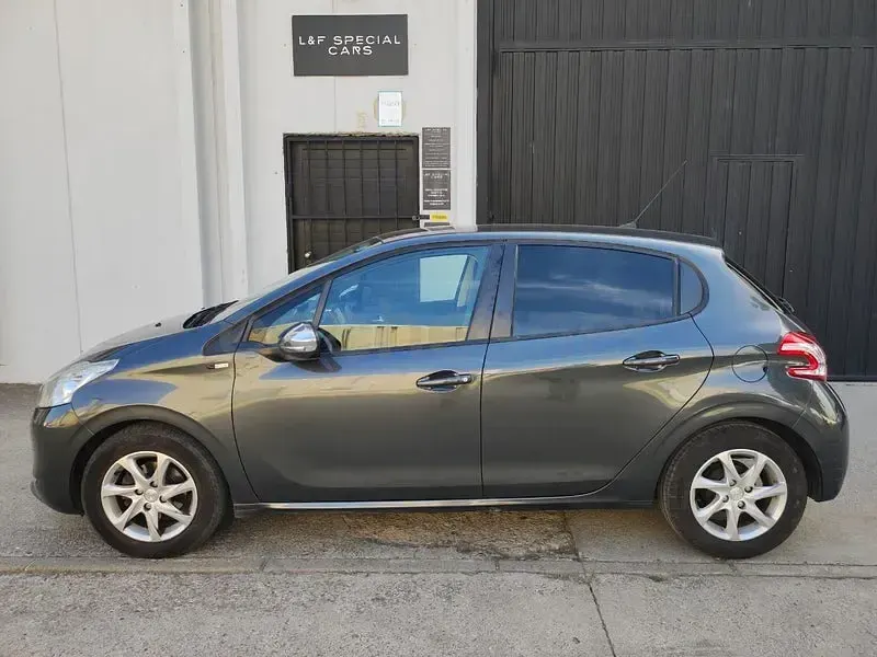 Usado Peugeot 208 Active 82 CV (60 kW) 2015 Gris / plata Utilitario