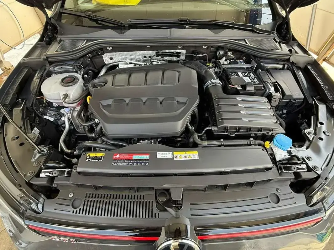 Usado VW Golf VIII GTI 245 CV (180 kW) 2024 Gris Utilitario