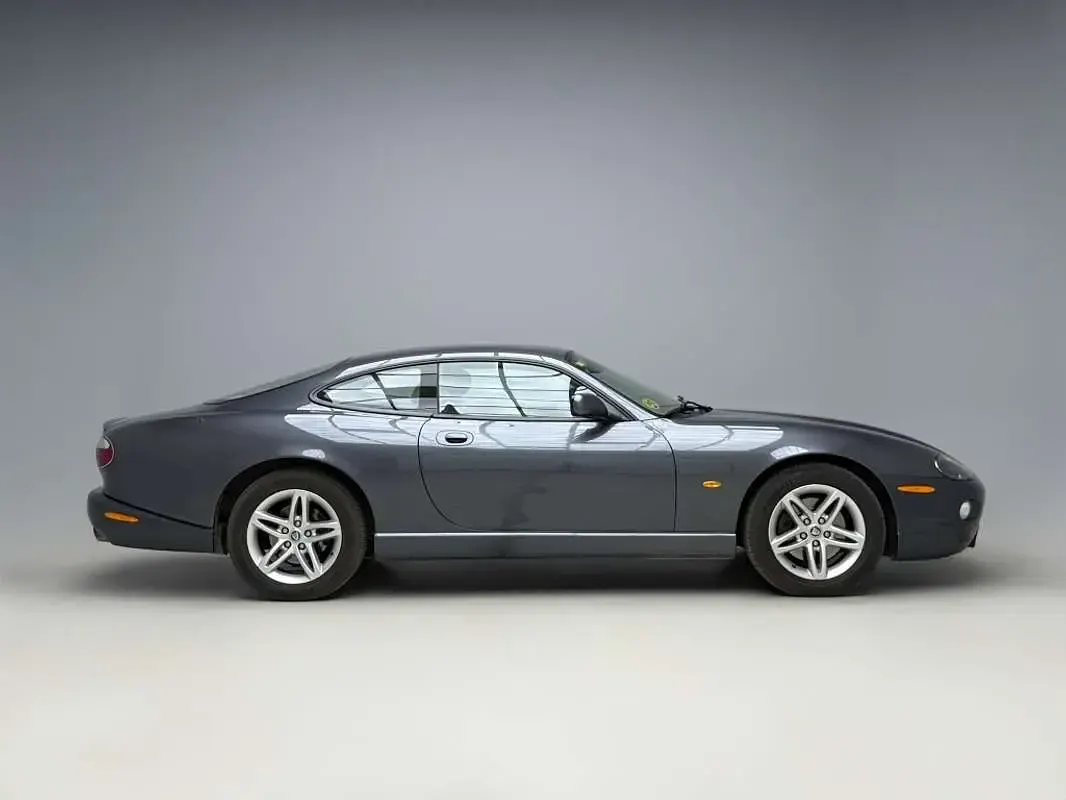 Usado Jaguar XK8 300 CV (220 kW) 2004 Gris Coupe
