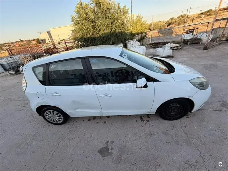 Usado Renault Scénic III Expression 95 CV (69 kW) 2013 Blanco Monovolumen