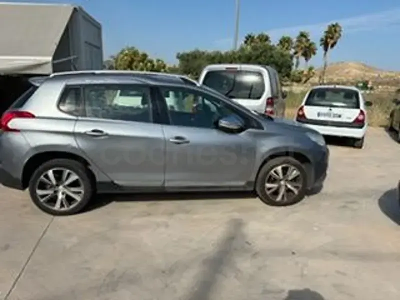 Usado Peugeot 2008 Allure 120 CV (88 kW) 2015 Gris / plata SUV
