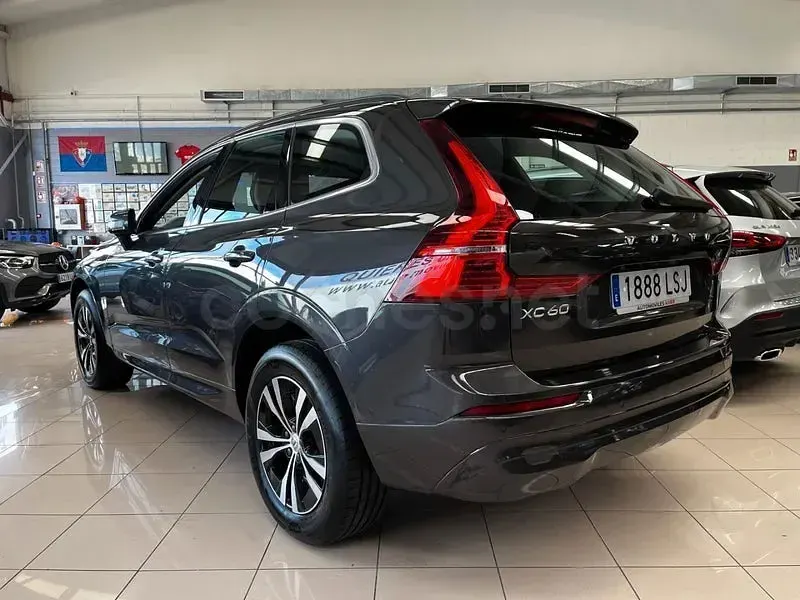 Usado Volvo XC60 Momentum 197 CV (144 kW) 2021 Gris / plata SUV