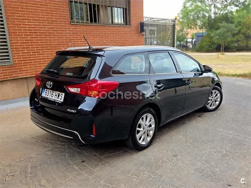 Usado Toyota Auris 132 CV (97 kW) 2014 Azul Familiar