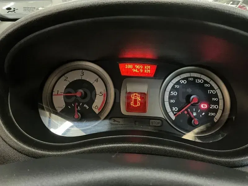 Usado Renault Clio II Authentique 70 CV (51 kW) 2007 Marrón Berlina