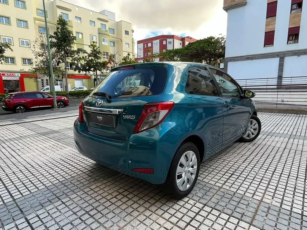 Usado Toyota Yaris City 90 CV (66 kW) 2013 Verde Utilitario