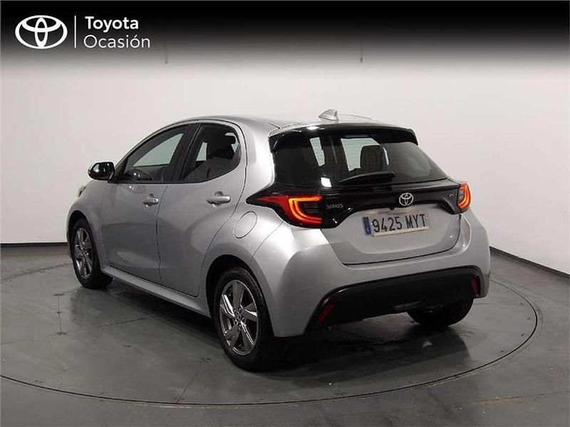 Usado Toyota Yaris Hybrid Active 116 CV (85 kW) 2025 Gris / plata Utilitario