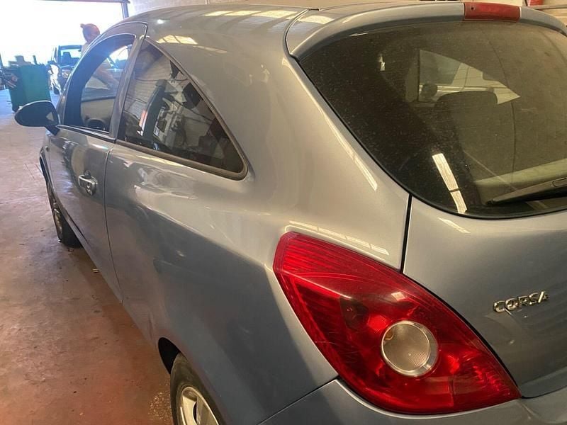 Usado Opel Corsa Cosmo 100 CV (73 kW) 2010 Gris Utilitario