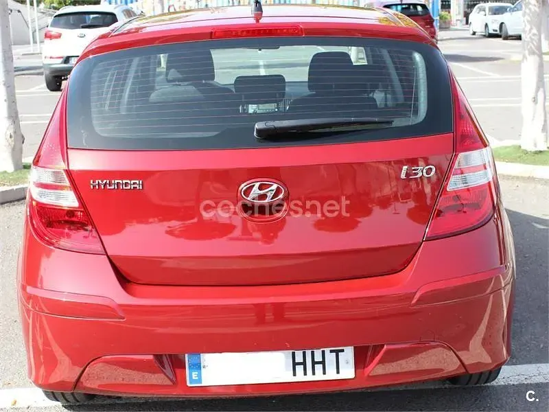 Usado Hyundai i30 Classic 109 CV (80 kW) 2011 Rojo Berlina