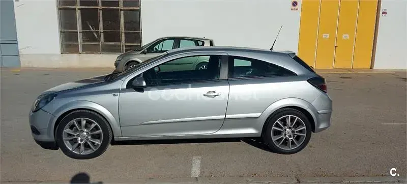 Usado Opel Astra GTC Sport 100 CV (73 kW) 2006 Gris / plata Berlina