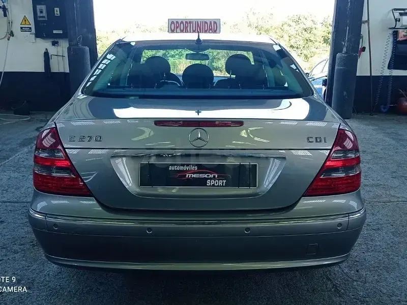 Usado Mercedes E270 Avantgarde 177 CV (130 kW) 2005 Marrón Berlina