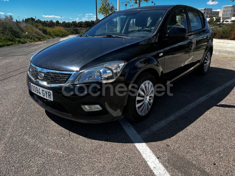 Negro Usado 2010 Kia Ceed Active Berlina | 4500 € (Buen precio) - Imagen 1/4