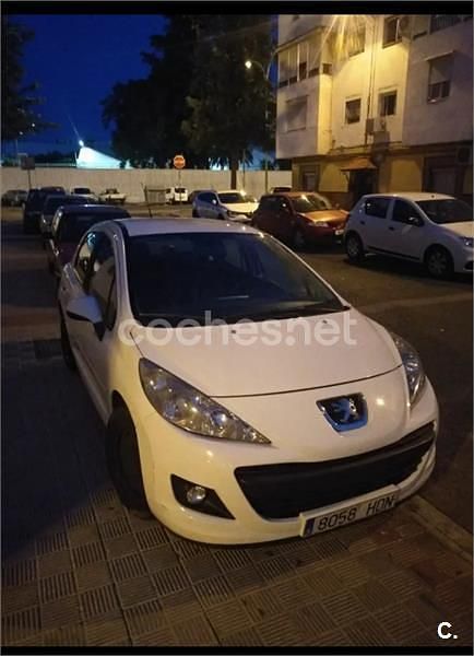 Usado Peugeot 207 Active 92 CV (67 kW) 2011 Blanco Familiar
