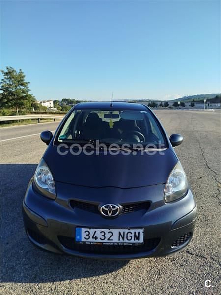 Gris / plata Usado 2010 Toyota Aygo Utilitario | 5600 € (Precio justo) - Imagen 1/4