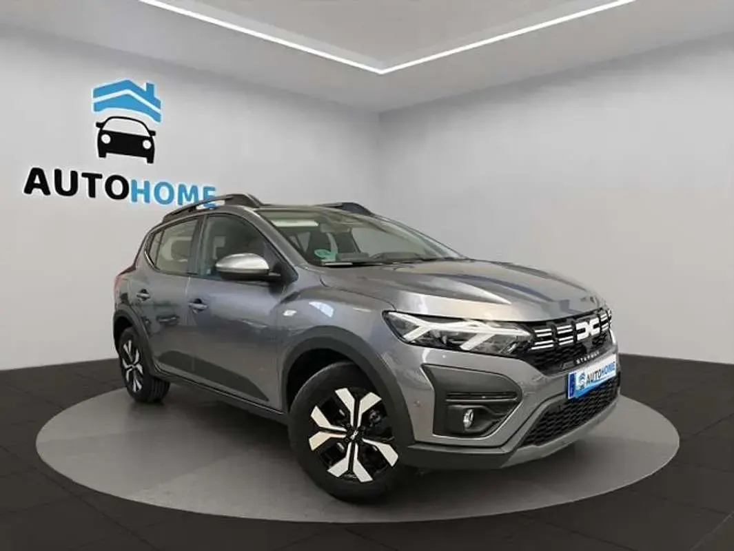 Usado Dacia Sandero Expression 91 CV (66 kW) 2025 Gris Utilitario