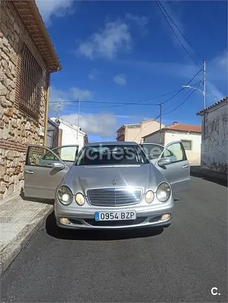 Usado Mercedes E220 Classic 143 CV (105 kW) 2002 Gris / plata Berlina