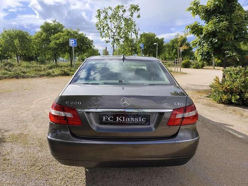 Usado Mercedes E220 Elegance 170 CV (125 kW) 2010 Beige Berlina