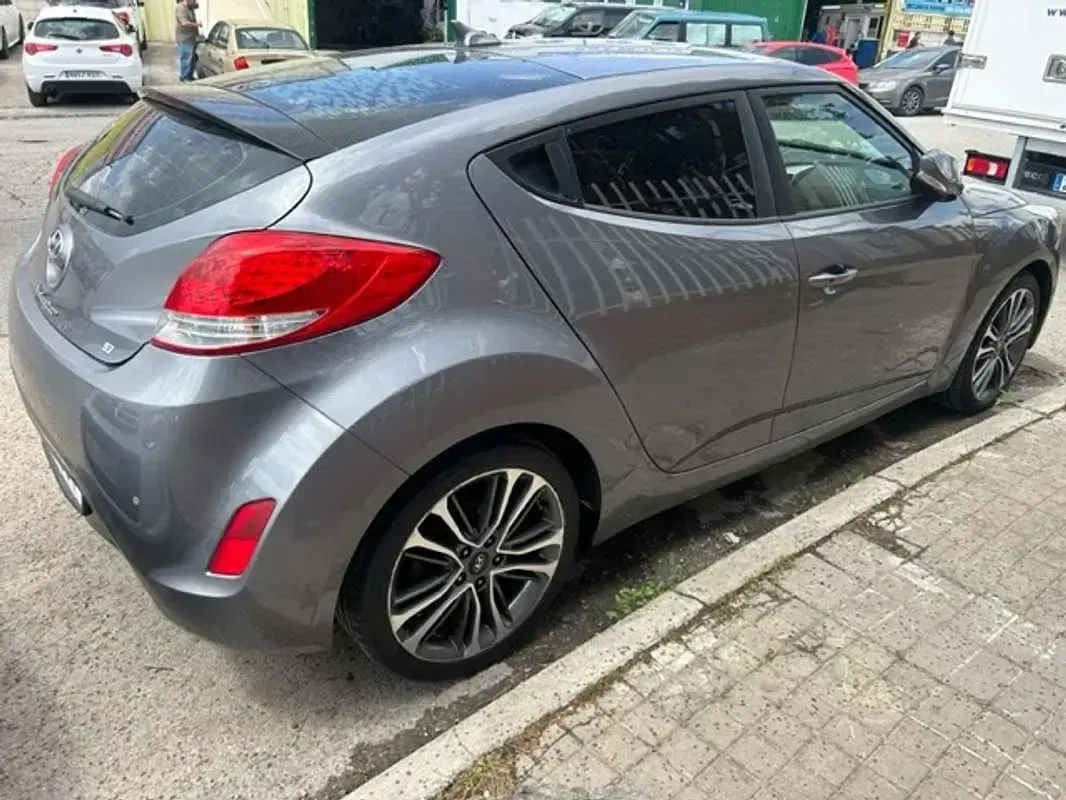 Usado Hyundai Veloster 140 CV (102 kW) 2016 Gris Utilitario