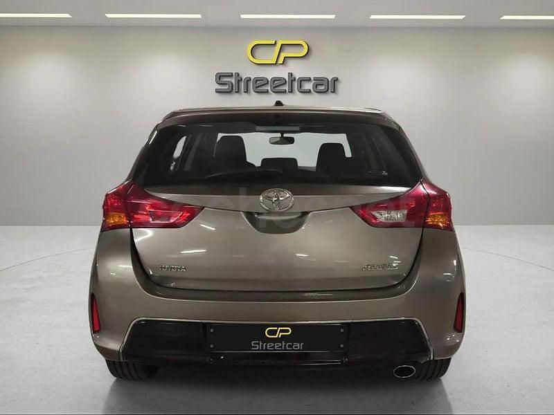 Usado Toyota Auris Active 132 CV (97 kW) 2015 Gris / plata Berlina