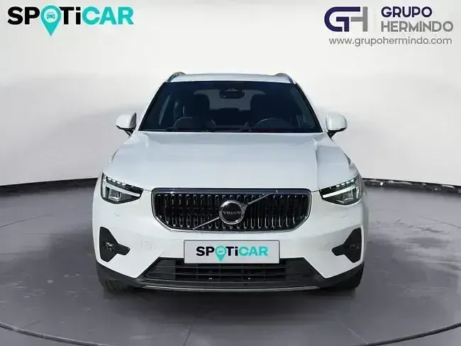Używany Volvo XC40 Core 163 KM (119 kW) 2023 Biały SUV
