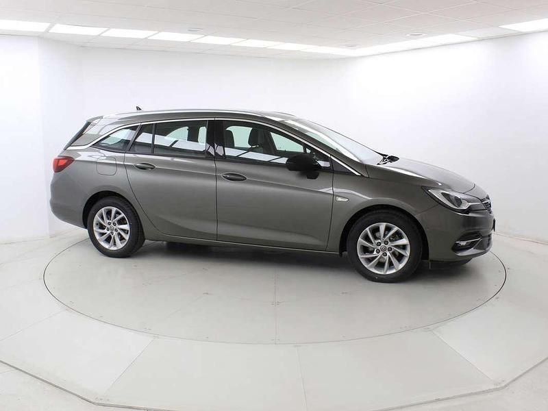 Usado Opel Astra Elegance 145 CV (106 kW) 2020 Gris Familiar