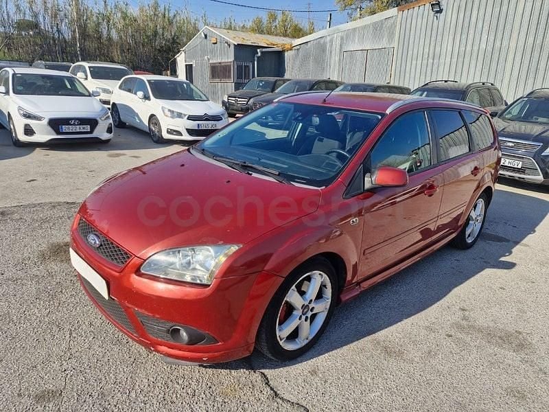 Usado Ford Focus Trend 115 CV (84 kW) 2006 Granate Familiar