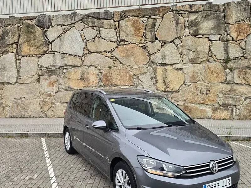 Usado VW Touran Advance 150 CV (110 kW) 2016 Gris / plata Monovolumen