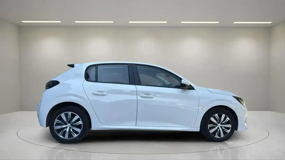 Usado Peugeot 208 Active 100 CV (73 kW) 2020 Blanco Utilitario