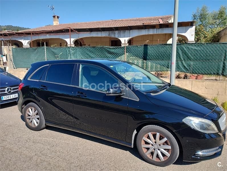 Usado Mercedes B200 136 CV (100 kW) 2013 Negro Utilitario