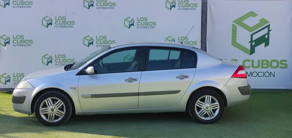 Usado Renault Mégane Dynamique 115 CV (84 kW) 2004 Gris Berlina