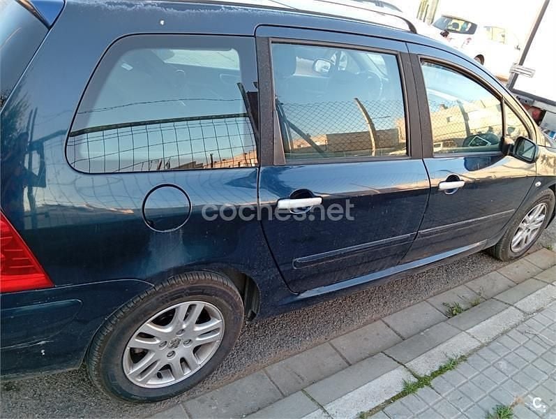 Usado Peugeot 307 110 CV (80 kW) 2007 Azul Familiar
