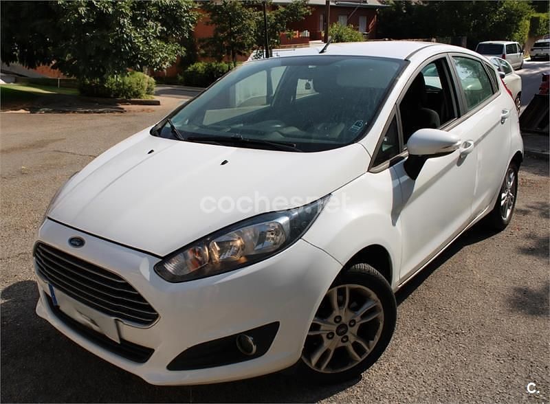 Blanco Usado 2015 Ford Fiesta Trend Utilitario | 6100 € (Buen precio) - Imagen 1/4