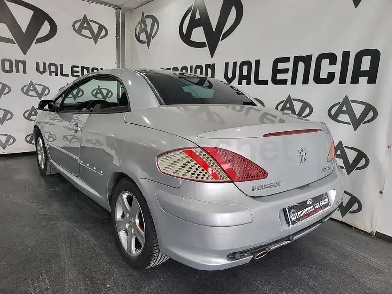 Usado Peugeot 307 CC 110 CV (80 kW) 2005 Gris / plata Descapotable