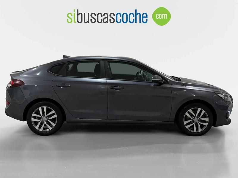 Usado Hyundai i30 120 CV (88 kW) 2019 Gris/plata