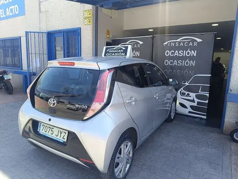 Usado Toyota Aygo X-play 69 CV (50 kW) 2017 Gris / plata Utilitario