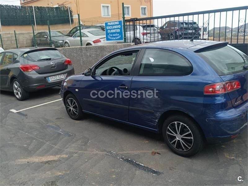 Usado Seat Ibiza Stella 100 CV (73 kW) 2003 Azul Berlina