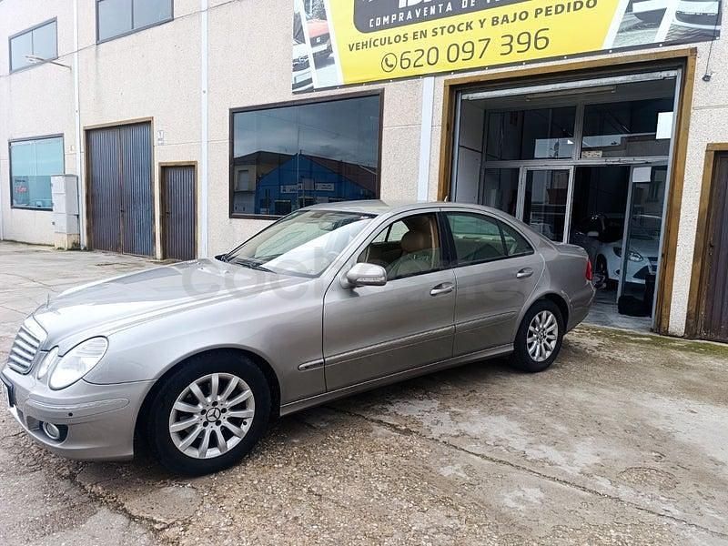Usado Mercedes E220 Elegance 170 CV (125 kW) 2006 Beige Berlina
