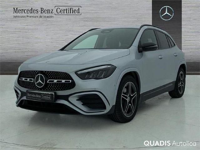 Usado Mercedes GLA200 AMG line 150 CV (110 kW) 2025 Plata hightech SUV