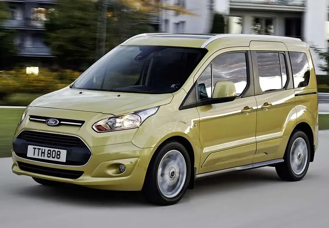 Usado Ford Tourneo Titanium 122 CV (89 kW) 2023 Rojo Van