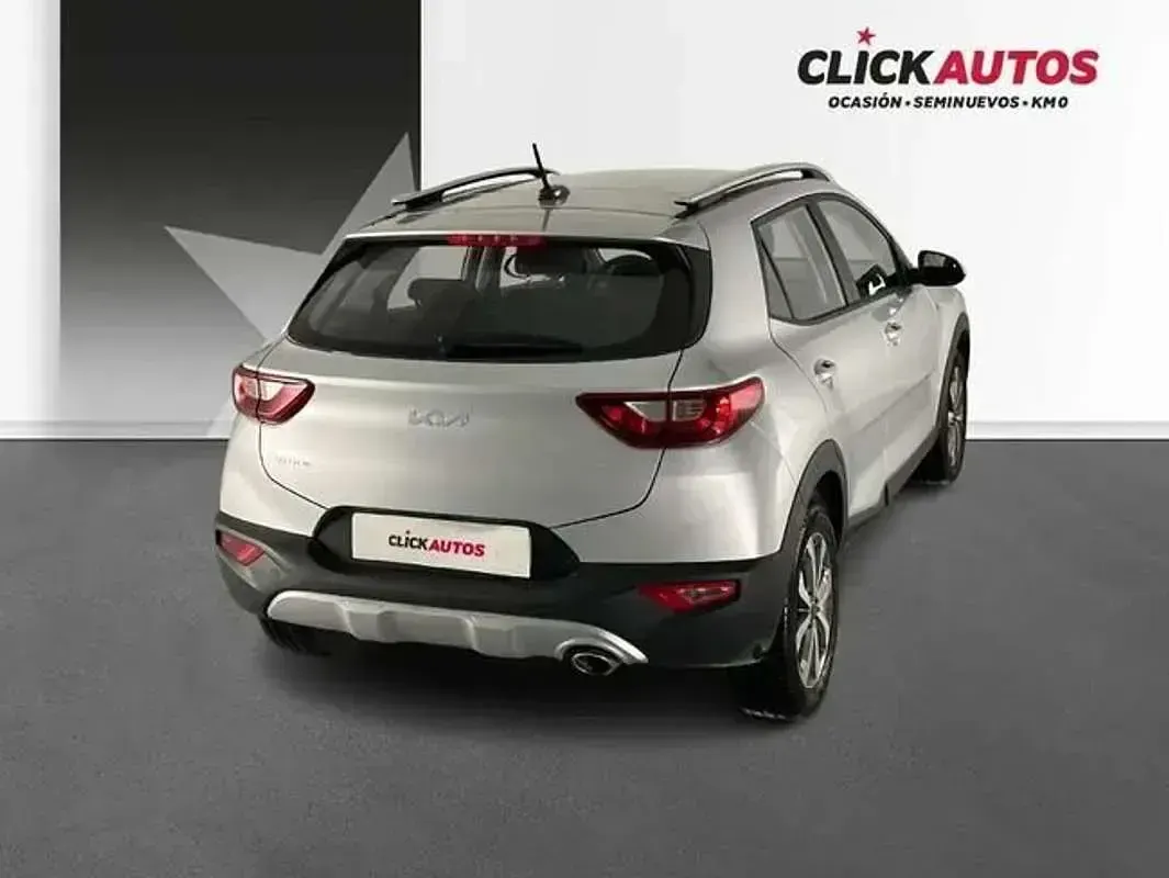 Usado Kia Stonic 79 CV (58 kW) 2024 Plateado SUV