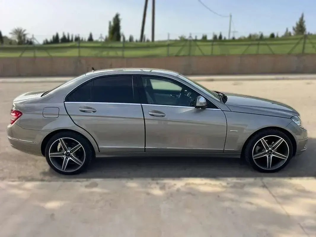 Usado Mercedes C200 136 CV (100 kW) 2007 Gris Berlina