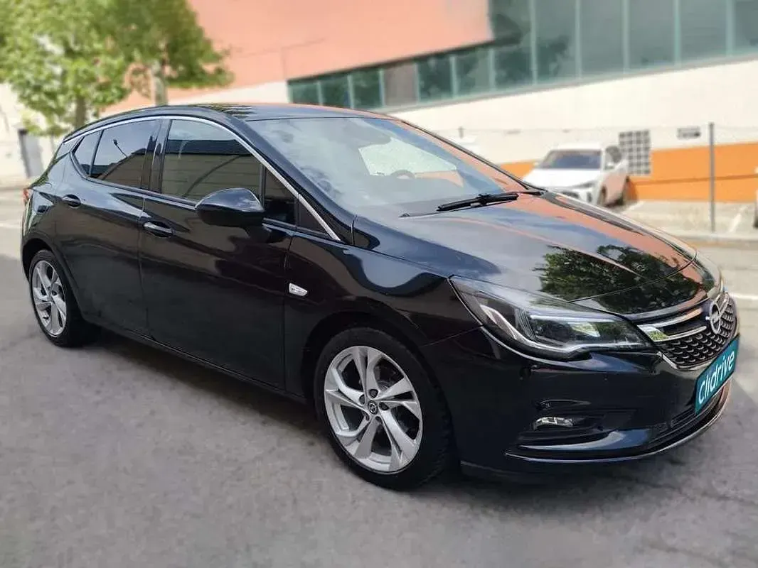 Usado Opel Astra Selective 110 CV (80 kW) 2016 Negro Utilitario
