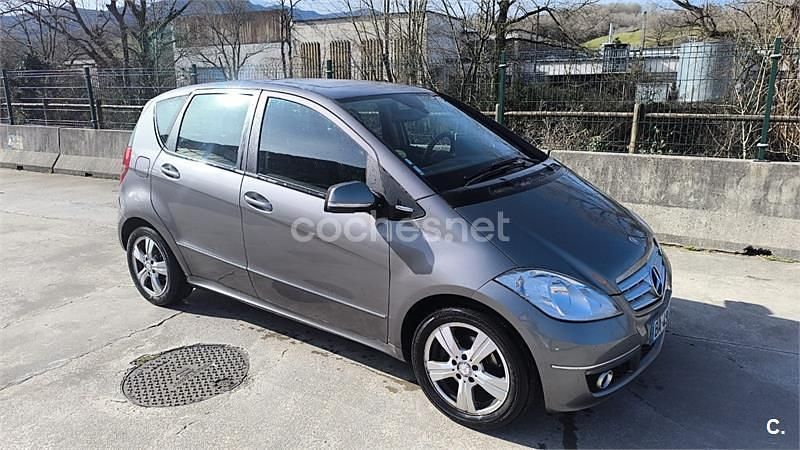 Usado Mercedes A180 Exclusive 109 CV (80 kW) 2010 Gris / plata Monovolumen