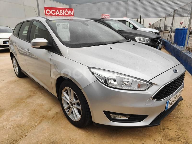 Usado Ford Focus Trend 125 CV (91 kW) 2017 Gris / plata Familiar