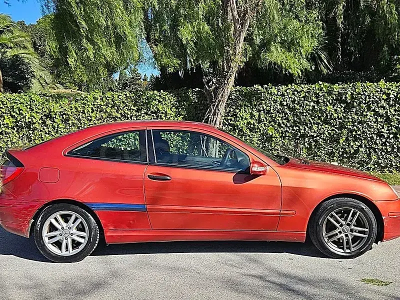 Usado Mercedes C200 122 CV (89 kW) 2003 Rojo Berlina