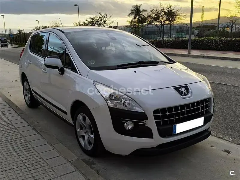 Usado Peugeot 3008 Premium 112 CV (82 kW) 2011 Blanco Familiar