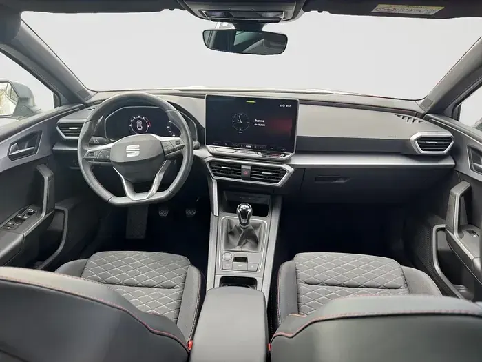 Usado Seat Leon FR 150 CV (110 kW) 2025 Blanco Familiar