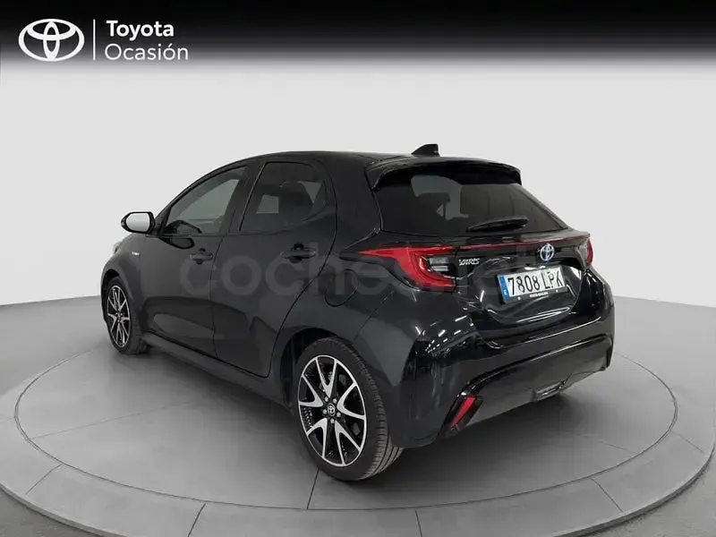 Usado Toyota Yaris Hybrid Plus 116 CV (85 kW) 2021 Negro Berlina