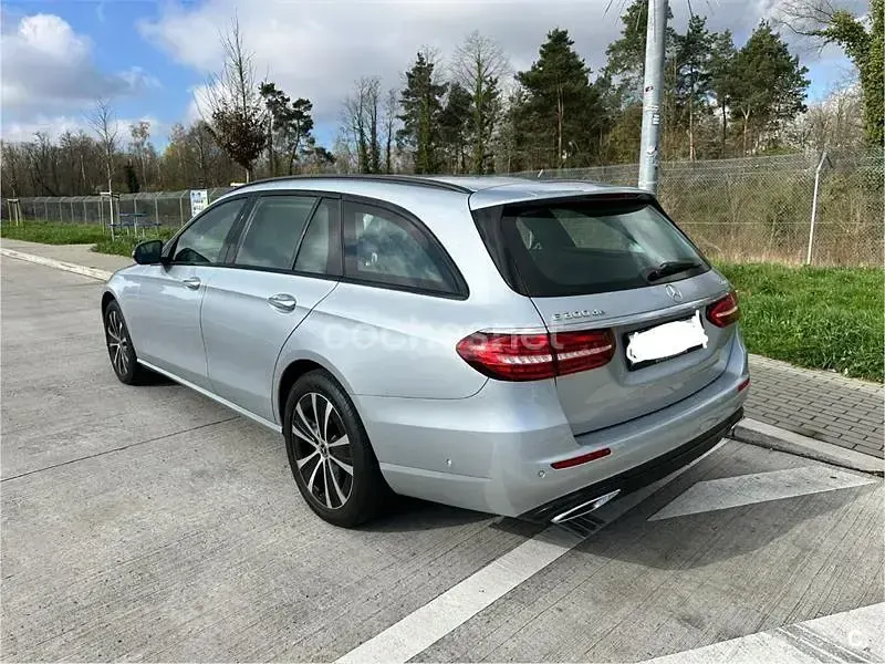 Usado Mercedes E300 306 CV (225 kW) 2022 Gris / plata Familiar