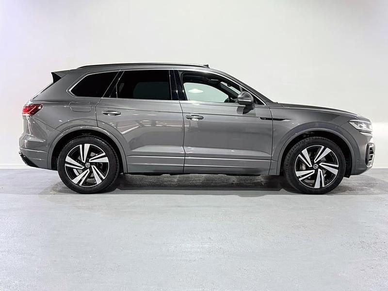 Usado VW Touareg R-line 231 CV (169 kW) 2022 Gris / plata SUV