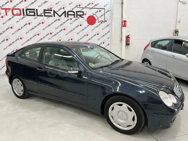 Usado Mercedes C180 143 CV (105 kW) 2002 Azul Berlina